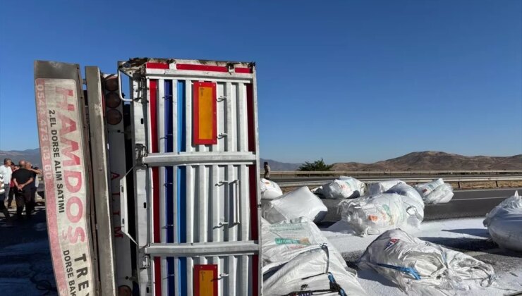 Gaziantep’te Devrilen Tırın Sürücüsü Yaralandı