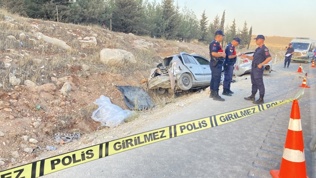Gaziantep’te iki otomobilin çarpıştığı kazada 3 kişi öldü, 3 kişi yaralandı