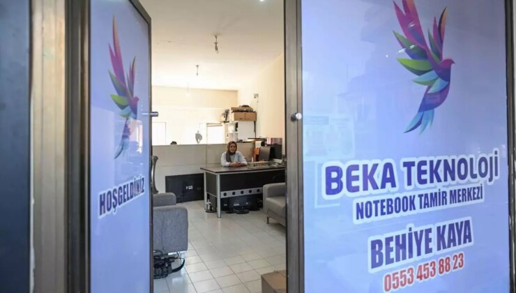 Kadın Elektronikçi Behiye Kaya, Stajyerlere Mesleği Öğretiyor