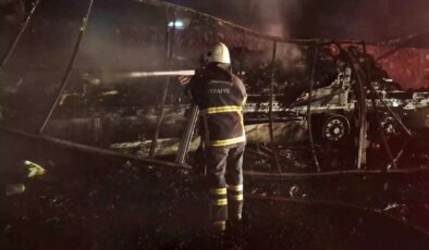 Şanlıurfa’da Yangın Çıkan Tır Hurda Haline Geldi