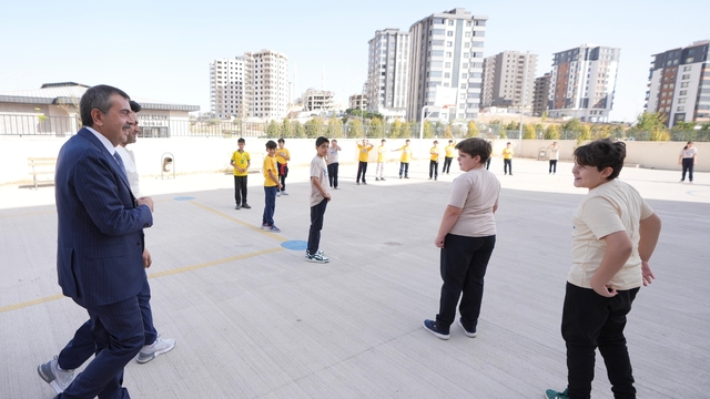 Bakan Tekin, Gaziantep’te bir okula sürpriz ziyaret gerçekleştirdi