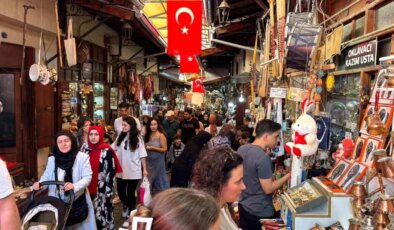 Çekiç seslerinin hiç susmadığı Gaziantep’teki Bakırcılar Çarşısı turistlerin gözdesi