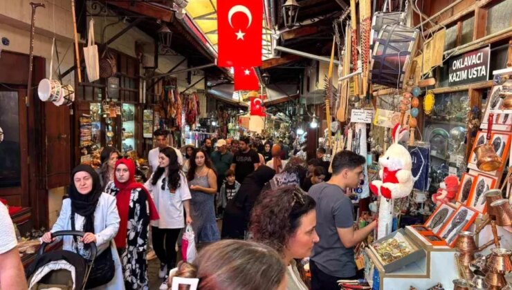 Çekiç seslerinin hiç susmadığı Gaziantep’teki Bakırcılar Çarşısı turistlerin gözdesi