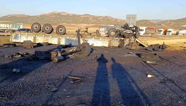 Gaziantep’te Freni Patlayan Tır, İş Makinasına Çarptı