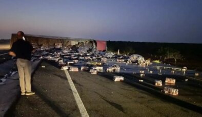 Gaziantep’te Meşrubat Yüklü Tır Devrildi, Sürücü Yaralandı