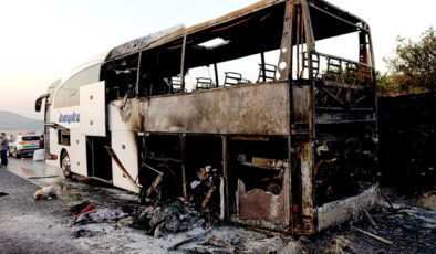 Gaziantep’te seyir halindeyken alev alan yolcu otobüsü yandı