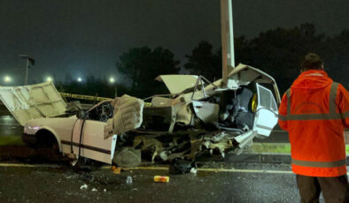 Aydınlatma direğine çarpan otomobil ikiye ayrıldı