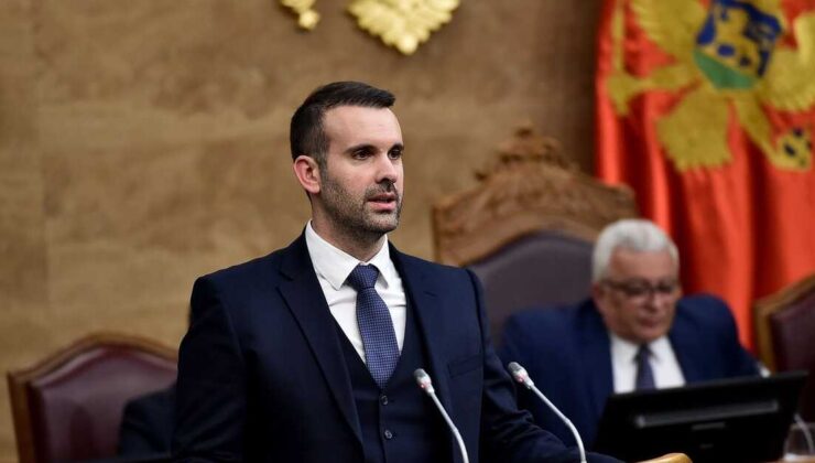 Karadağ Türk vatandaşlarına vizesiz geçişi askıya almayı planlıyor