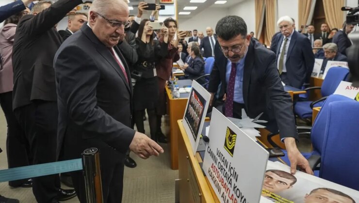 CHP’li vekiller bütçe görüşmelerinde Bakan Güler’i şehit fotoğraflarıyla karşıladı