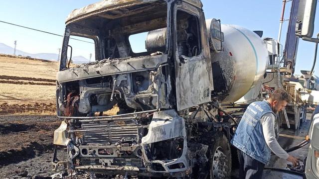 Gaziantep’te seyir halindeki beton mikseri yandı