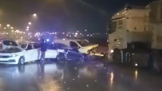 Tarsus-Adana-Gaziantep Otoyolu’nda 12 aracın karıştığı zincirleme kaza: 13 yaralıOtoyolun Gaziantep batı ve kuzey kesimi trafiğe kapatıldı
