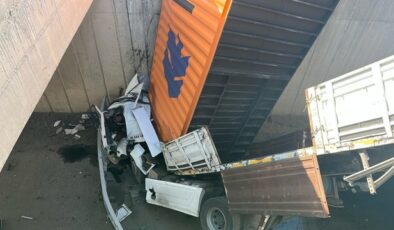 TIR, kamyonete çarpıp köprüden düştü: 2 yaralı