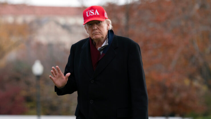 Trump yönetiminin, eski Başkan Biden döneminde kabul edilen mültecileri incelemeyi planladığı iddia edildi