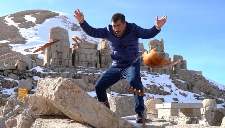 Türkücü Aydın Aydın yapay zekaya savaş açıp sazını taşa vurup kırdı