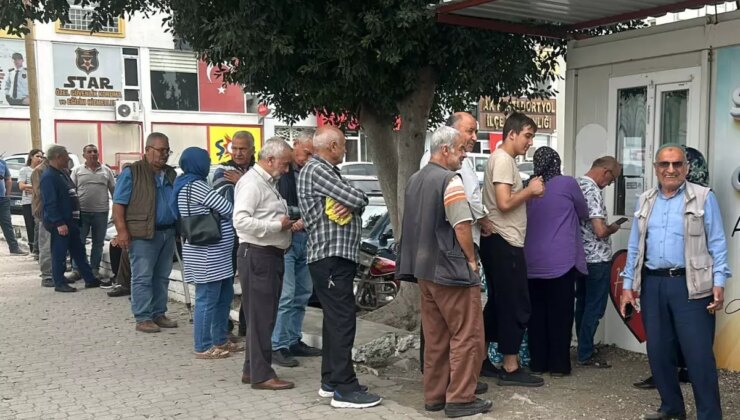 Yarı fiyatına satılıyor! Rakamı duyan koştu, metrelerce kuyruk oluştu