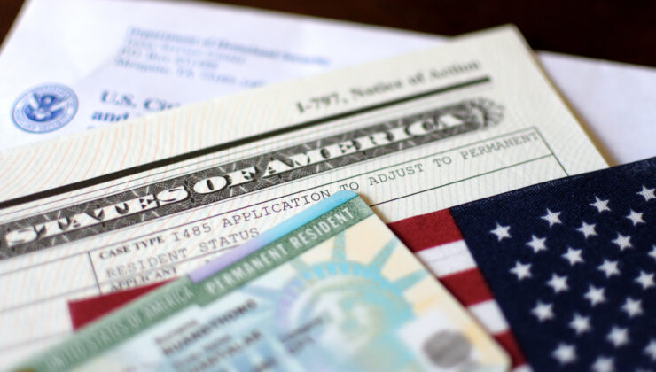 ABD İç Güvenlik Bakanı Noem talimat verdi: Green Card başvuruları askıya alındı