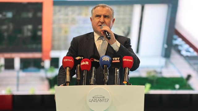 Bakan Dr. Osman Aşkın Bak: “Çocuklarımız ve gençlerimiz abur cuburdan uzak dursun”Kamil Ocak Spor Salonu, 4. Gazi Oyunlarıyla kapılarını açtı