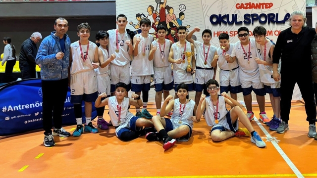 Gaziantep Kolej Vakfı Özel Okulları Basketbolda namağlup unvanla şampiyonu