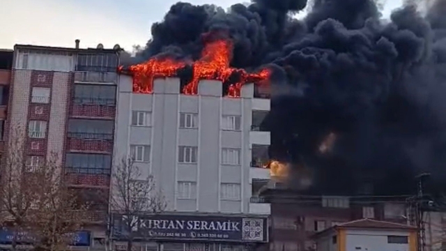 Gaziantep’te 4 katlı apartmanın terasında korkutan yangın