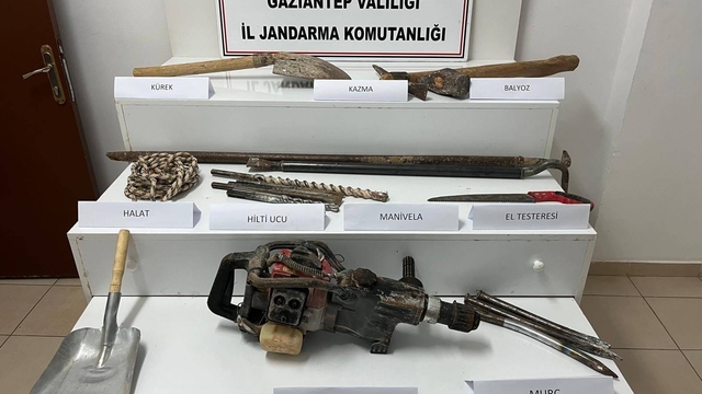 Gaziantep’te kaçak kazı yapan 4 şahsı jandarma suçüstü yakaladı