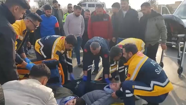 Gaziantep’te motosiklet otomobile çarptı: 2 yaralı