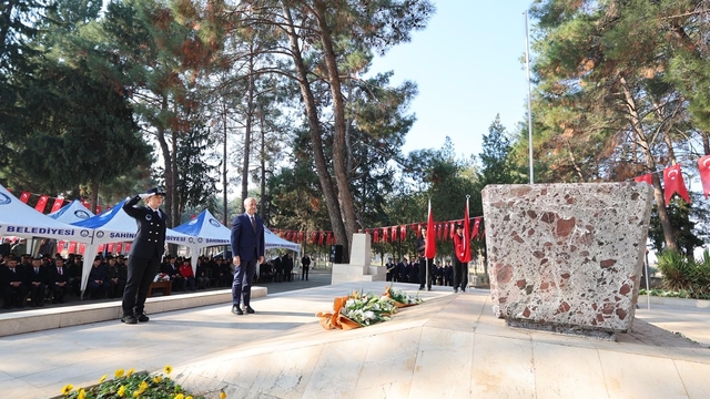 Şahinbey, Antep Savunması’nın kahramanlarını mezarları başında andıBaşkan Tahmazoğlu, destansı mücadelenin kahramanlarını andı