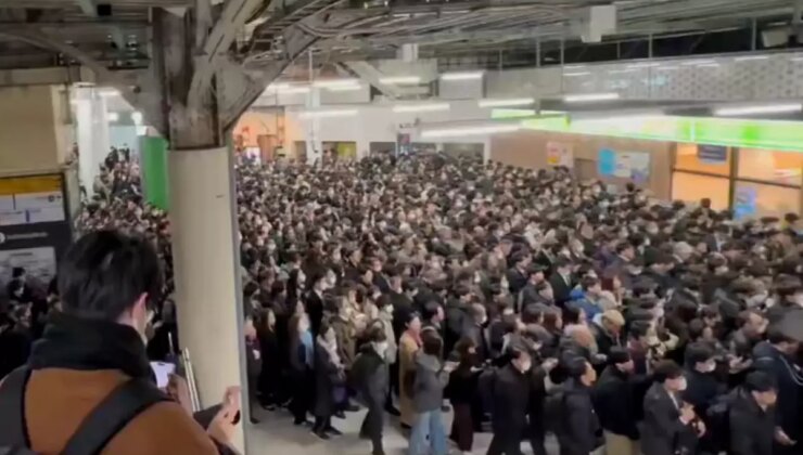Tokyo’da elektrik kesilince ulaşım felç oldu! Binlerce kişi istasyonda sıkıştı