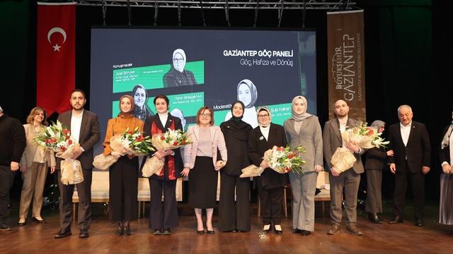 Gaziantep Büyükşehir’in ev sahipliğinde “Yeşil Otobüs” belgeselinin ilk gösterimi yapıldı”Göç, hafıza ve dönüş” paneliyle göç olgusu tüm yönleriyle ele alındı