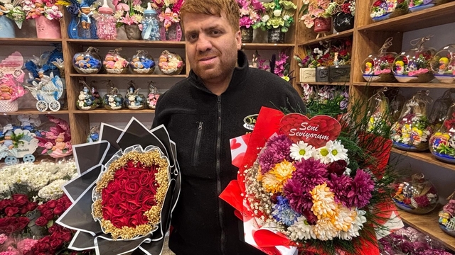 Gaziantep’teki çiçekçilerde 14 Şubat yoğunluğuVatandaşlar canlı gül ve papatyayı tercih ediyor, adrese teslim siparişlerde artış yaşanıyor