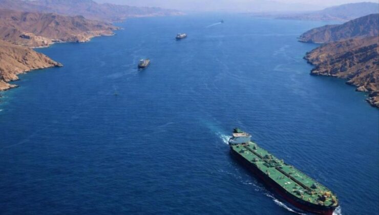 Hürmüz Boğazı’ndan "İran’a ait olmayan" ilk ham petrol tankeri geçti