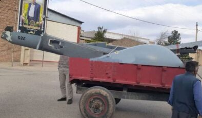 İran’da düşürülen İsrail İHA’sı traktörle sokak sokak taşınarak sergilendi