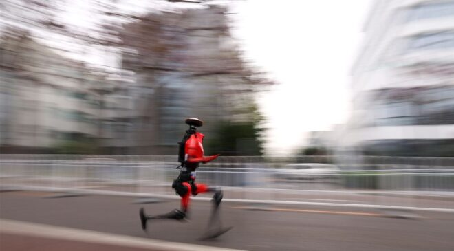 Dünya rekorundan 7 dakika daha hızlı: Robot "Flash" Pekin’de tarih yazdı