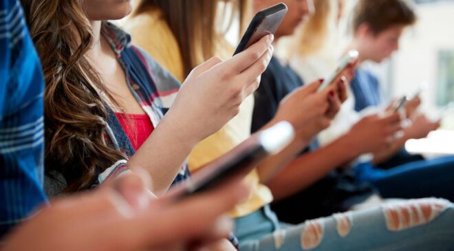 Fransa’da tüm öğrenciler ayakta! Kişisel verileri internete sızdı