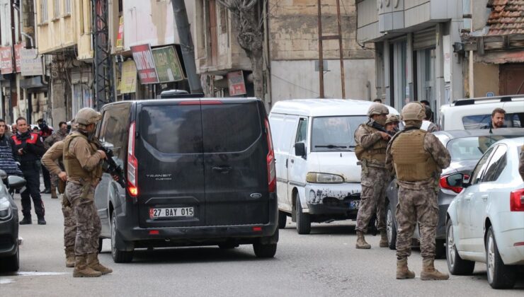 Gaziantep’te 3 kişiyi rehin alan ve bir kişiyi yaralayan hükümlü operasyonla yakalandı