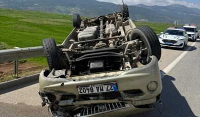Gaziantep’te devrilen otomobilin sürücüsü yaralandı