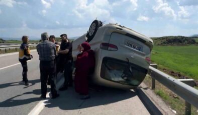 Gaziantep’te lastiği patlayan minibüs takla attı