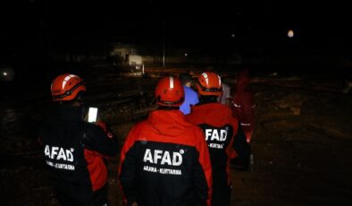 Gaziantep’te selde mahsur kalan 5 kişi iş makinesi yardımıyla kurtarıldı