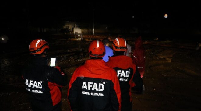 Gaziantep’te selde mahsur kalan 5 kişi iş makinesi yardımıyla kurtarıldı