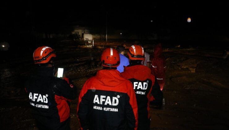 Gaziantep’te selde mahsur kalan 5 kişi iş makinesi yardımıyla kurtarıldı