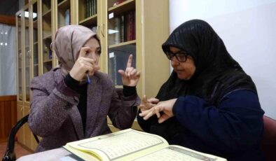 İşitme engelli kadınlar işaret diliyle Kur’an-ı Kerim öğreniyor