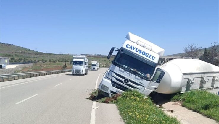 Kilis’te kontrolden çıkan beton mikseri yola devrildi