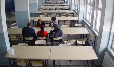 Öğrencisini Heimlich manevrasıyla kurtardı