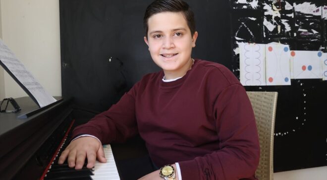 Otizmli Mete piyano sayesinde hayatını renklendirdi