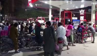 Savaş Pakistan’ı vurdu, haberi alan akaryakıt istasyonlarına koştu