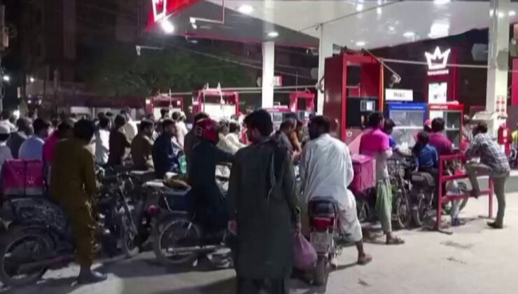 Savaş Pakistan’ı vurdu, haberi alan akaryakıt istasyonlarına koştu
