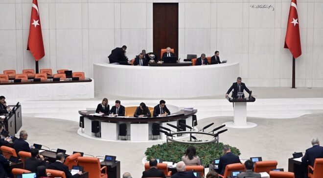 TBMM’den geçti! Kadınların doğum izni artıyor, 15 yaş altına da sosyal medya yasaklanacak