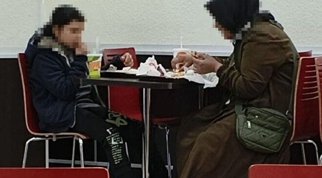 Anne ve kızına ayrımcılık yapan hamburgerciye çifte şok