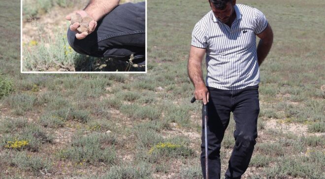 Demir çubukla arayıp buluyor, günde 40 kilo topluyor: Evin, arabasını ve arsasını aldı bile