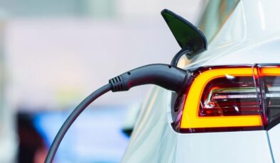 Evinde onaysız araç şarj eden doktora 840 bin liralık "kaçak elektrik" cezası