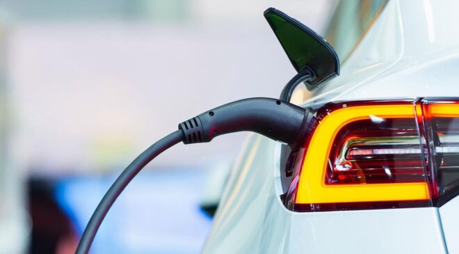 Evinde onaysız araç şarj eden doktora 840 bin liralık "kaçak elektrik" cezası